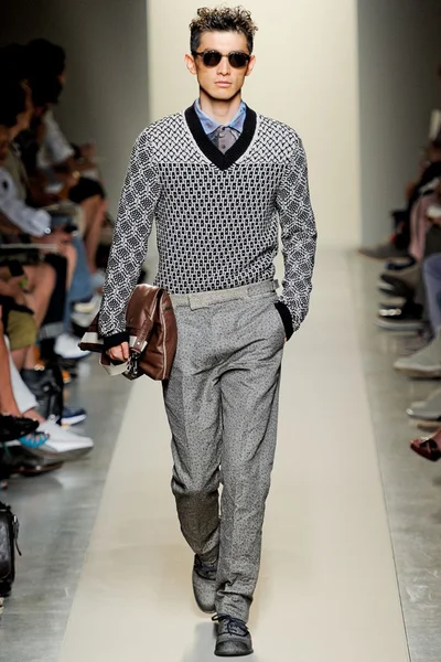 Look 16